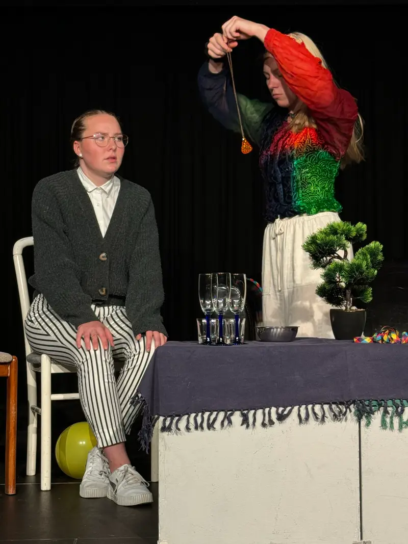 Majdon Löhr in einer Rolle auf der Bühne